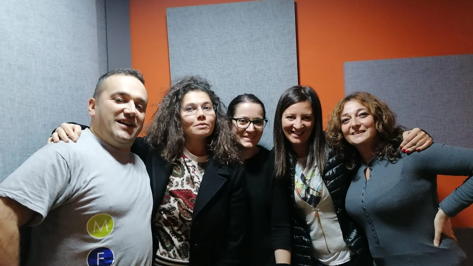 Nicola Naseddu con Elisa Fazio, Laura Bianchi, la mamma Concetta e Tiziana Toni 