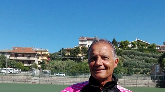 Luciano Miani con la maglia indossata per cinque mesi al posto di Antognoni