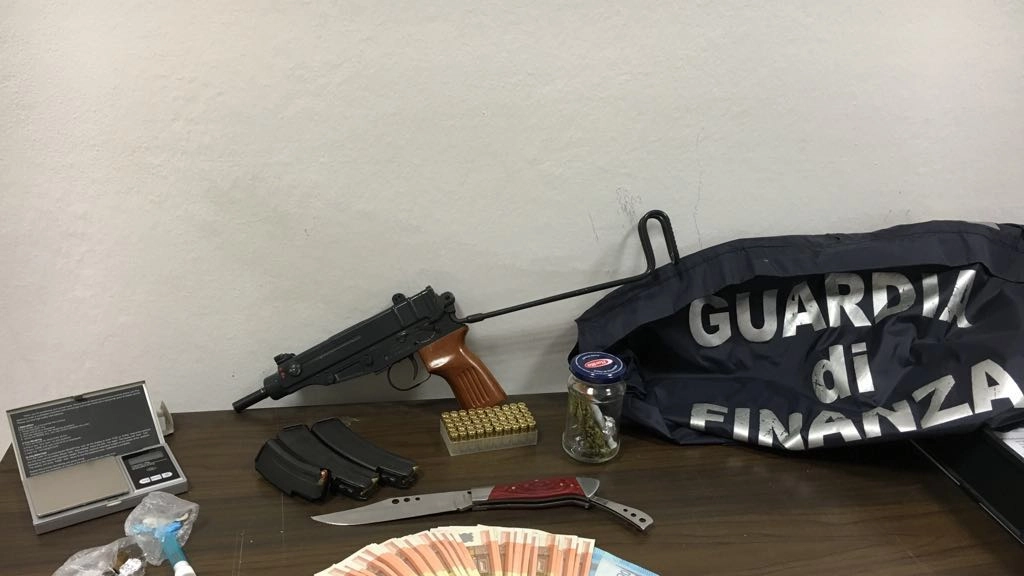 L'arma, la droga e il denaro sequestrati