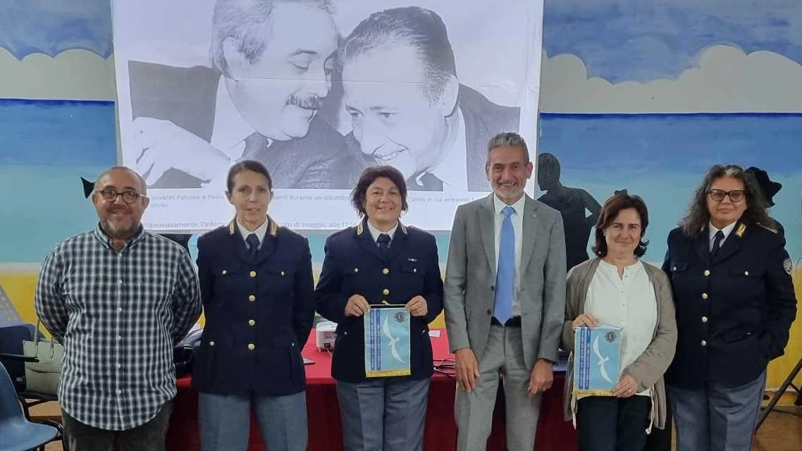 Incontri nelle scuole su bullismo e cyberbullismo Incontri nelle scuole su bullismo e cyberbullismo