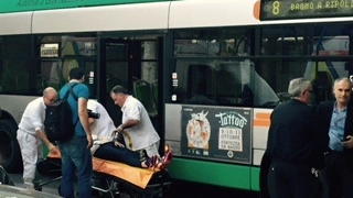 I soccorsi a una delle persone cadute nell'autobus