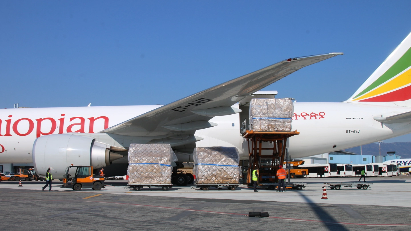 Atterrato a Pisa il cargo di Ethiopian airlines proveniente dalla Cina con mascherine