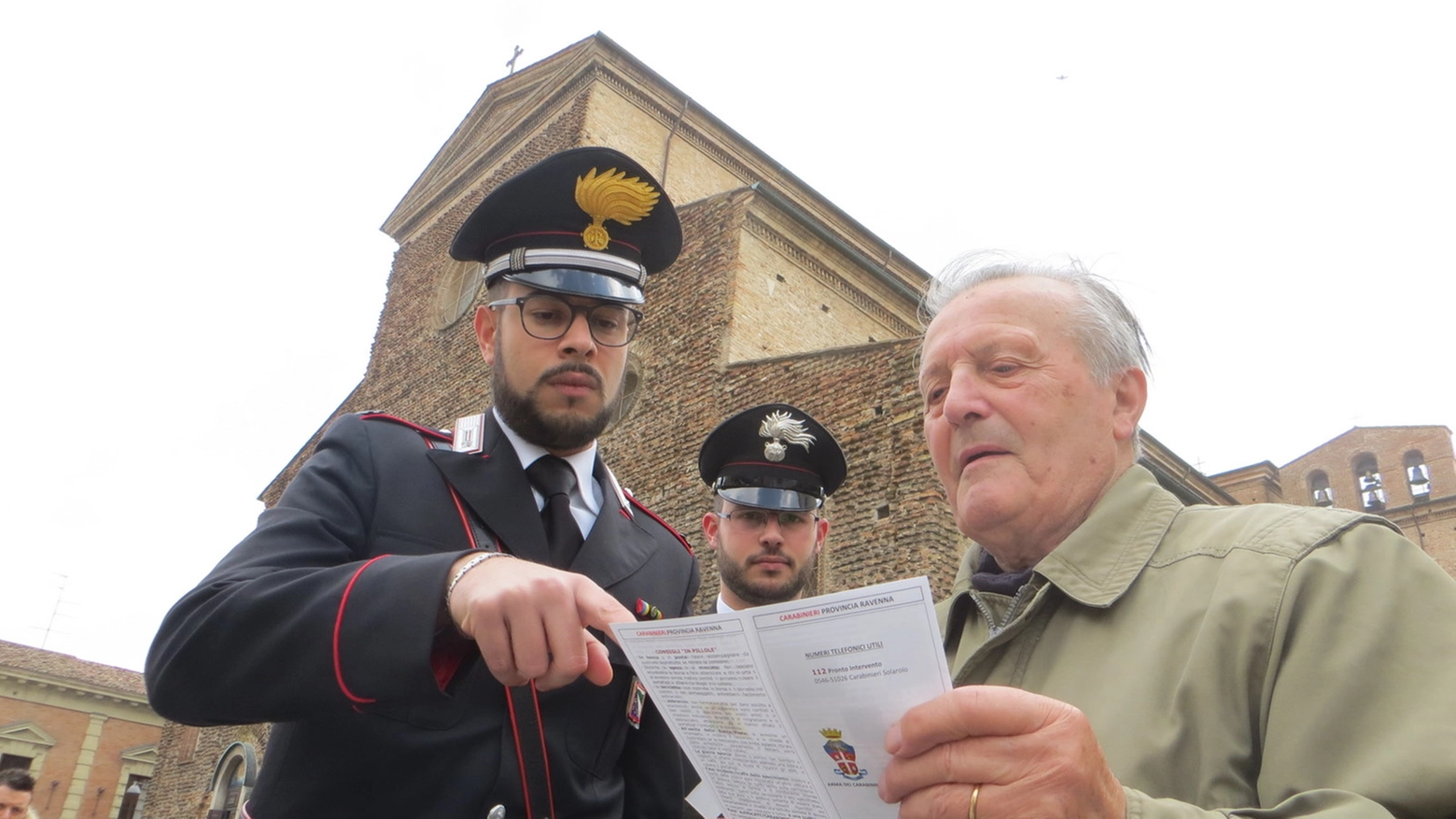 Carabinieri spiegano le strategie antitruffa (foto d'archivio)