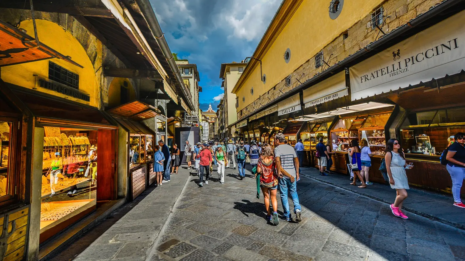 Turisti sul Ponte Vecchio a Firenze
