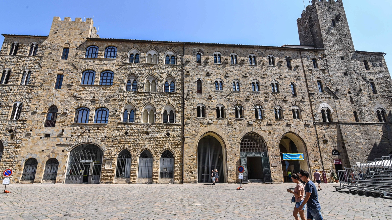 La grande piazza di Volterra percorsa dai turisti