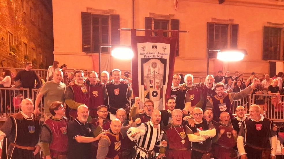 È la grande notte del Palio dei Rioni Balestrieri nel deby di piazza Berta È la grande notte del Palio dei Rioni Balestrieri nel deby di piazza Berta