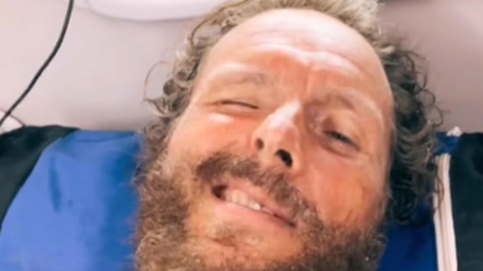 Jova, saluti dall’ospedale "Intervento fatto, tutto ok Siete il mio antidolorifico" Jova, saluti dall’ospedale "Intervento fatto, tutto ok Siete il mio antidolorifico"