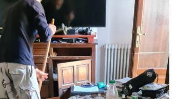"Mobili divelti, cassetti rovesciati. La razzia del mare, ladro in casa mia" "Mobili divelti, cassetti rovesciati. La razzia del mare, ladro in casa mia"