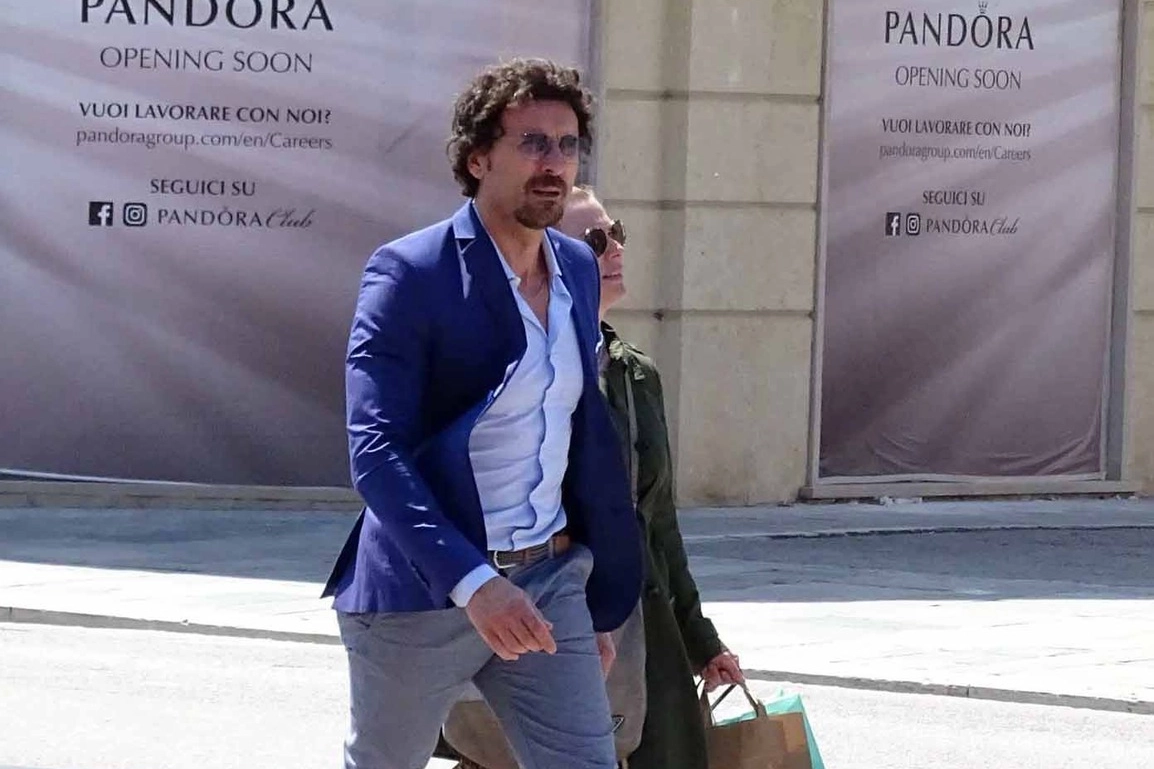 Il ministro Toninelli in Passeggiata a Viareggio (foto Umicini)