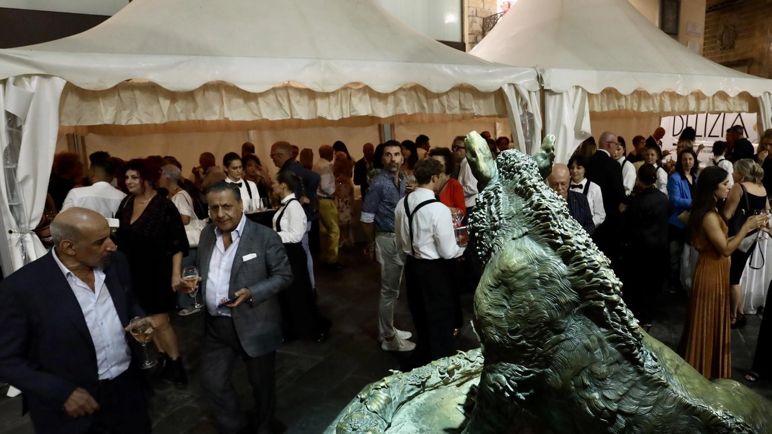 Premio Porcellino, è show. Stelle a cena sotto la loggia Premio Porcellino, è show. Stelle a cena sotto la loggia