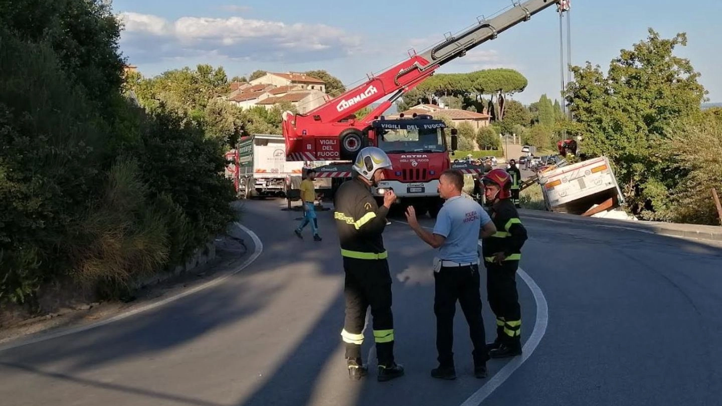 I vigili del fuoco sono intervenuti con una gru per recuperare il tir fuori strada I vigili del fuoco sono intervenuti con una gru per recuperare il tir fuori strada