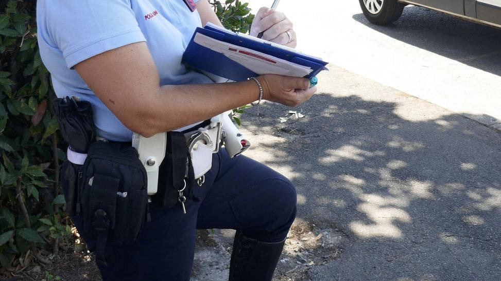 Tragedia al Macrolotto Muore dopo la lite Voleva fermare l’auto della moglie Tragedia al Macrolotto Muore dopo la lite Voleva fermare l’auto della moglie