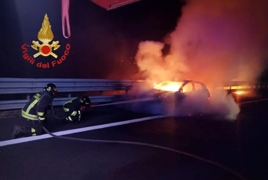 Incendio in autostrada: auto in fiamme sulla A1