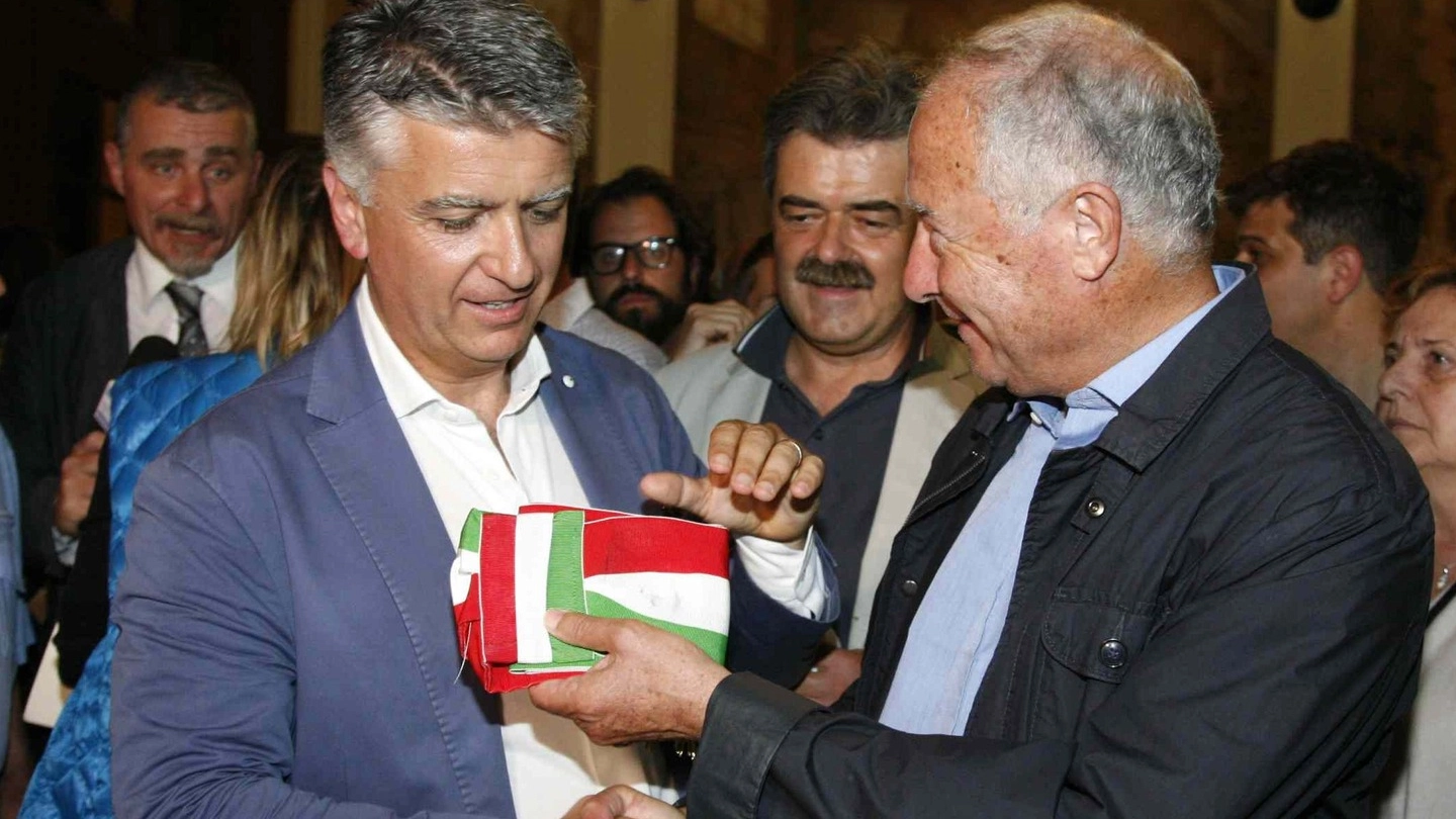 Massimo Mallegni riceve la fascia di sindaco dopo il ballottaggio