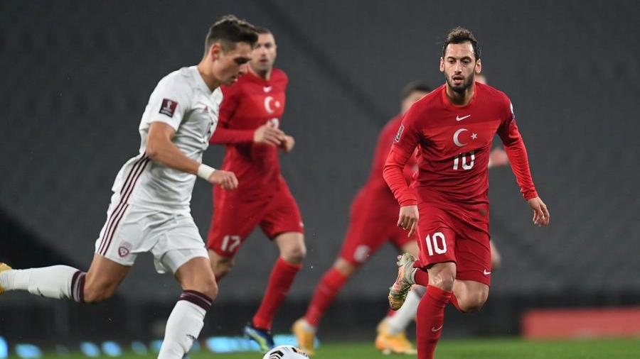 Hakan Calhanoglu in azione con la maglia della Turchia (Ansa)