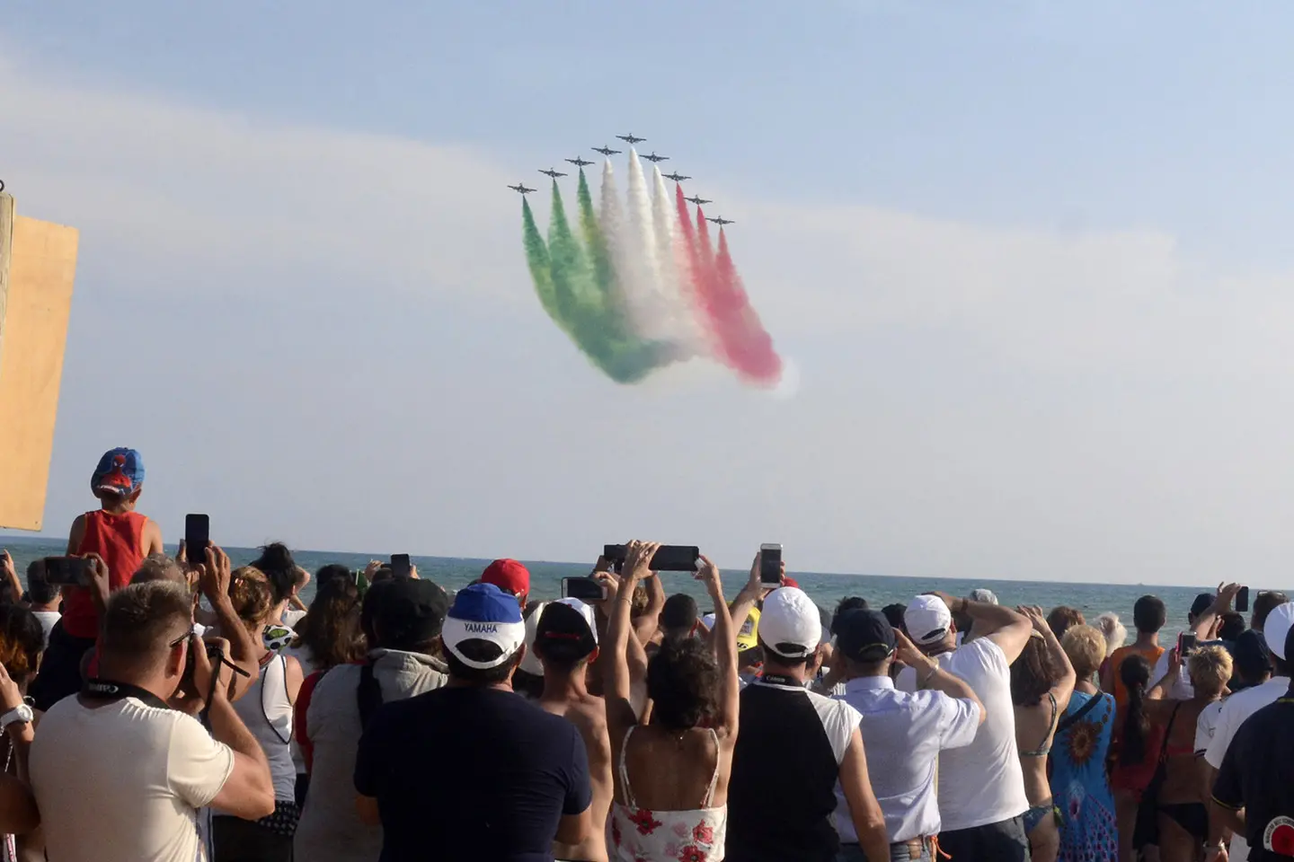 Frecce Tricolori a Marina di Grosseto, spettacolo in spiaggia, 100mila spettatori