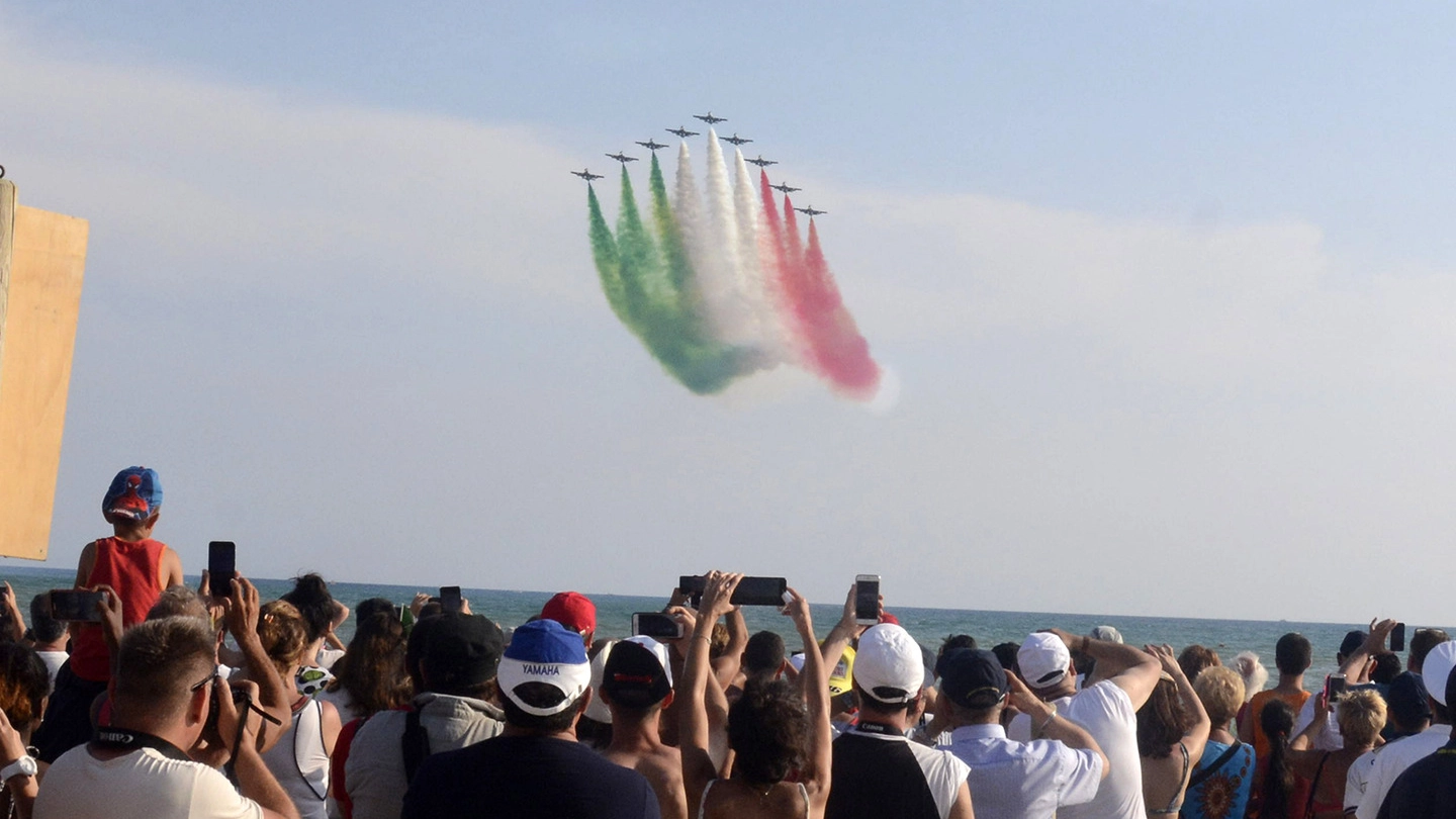 Le Frecce Tricolori durante l'Air Show di Marina di Grosseto (Foto Aprili)