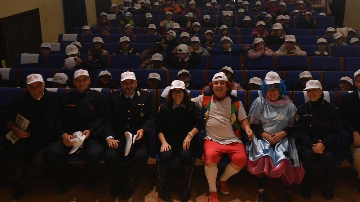 Sicurezza stradale... a teatro. Bimbi in scena con la municipale Sicurezza stradale... a teatro. Bimbi in scena con la municipale