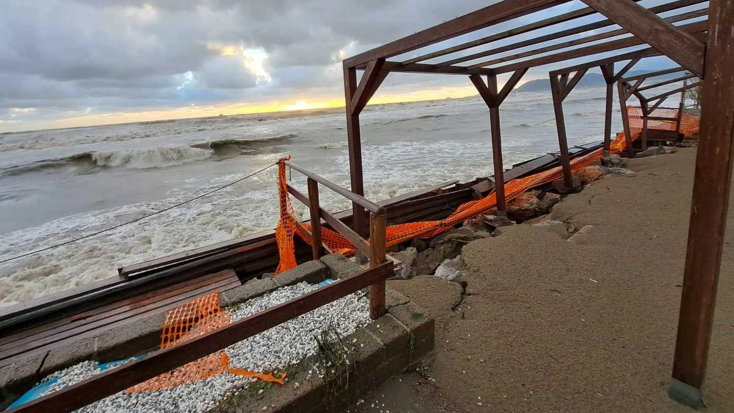 Il litorale devastato dalla mareggiata che ha invaso strade e stabilimenti Il litorale devastato dalla mareggiata che ha invaso strade e stabilimenti