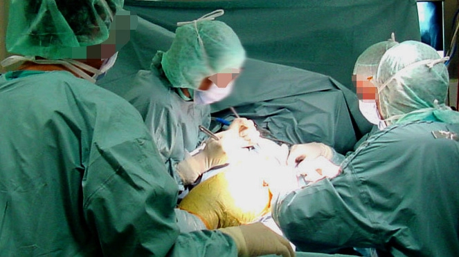 Un intervento chirurgico in una foto d’archivio
