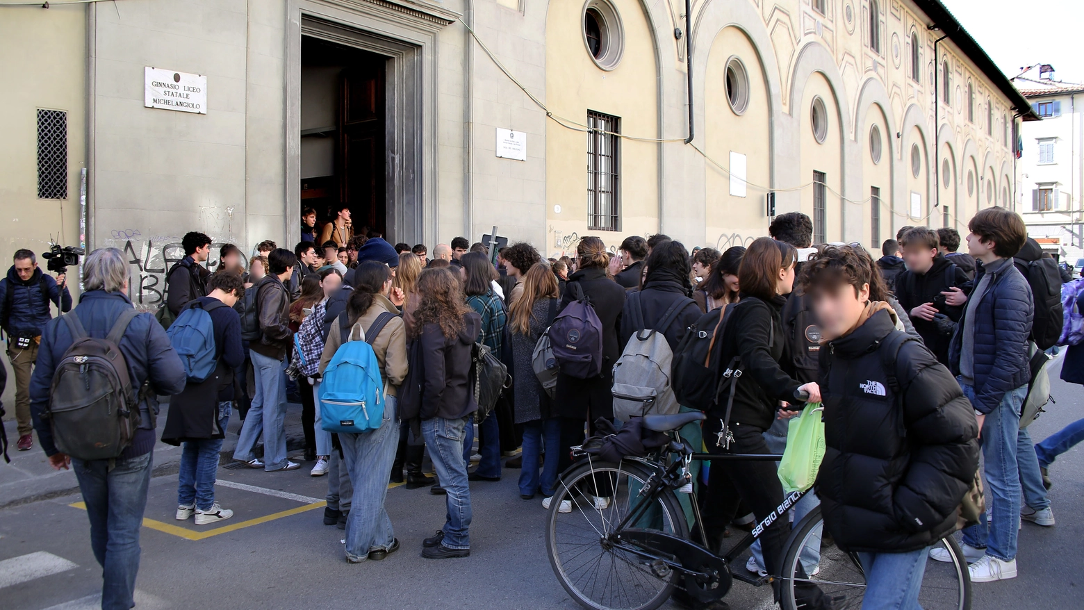 Ragazzi davanti al liceo Michelangiolo di Firenze (Foto New Press Photo)