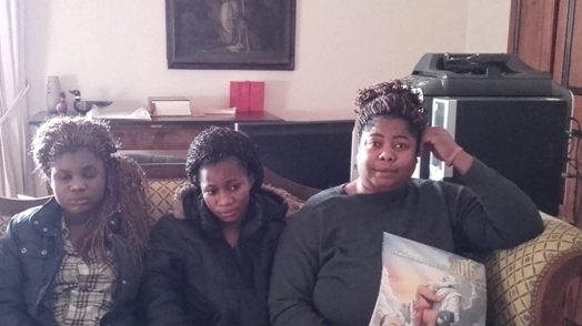  ACCOGLIENZA Nella foto sopra le tre sorelle nigeriane rimaste orfane
