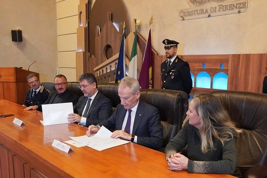 La firma del protocollo in via Zara alla presenza del Questore Maurizio Auriemma