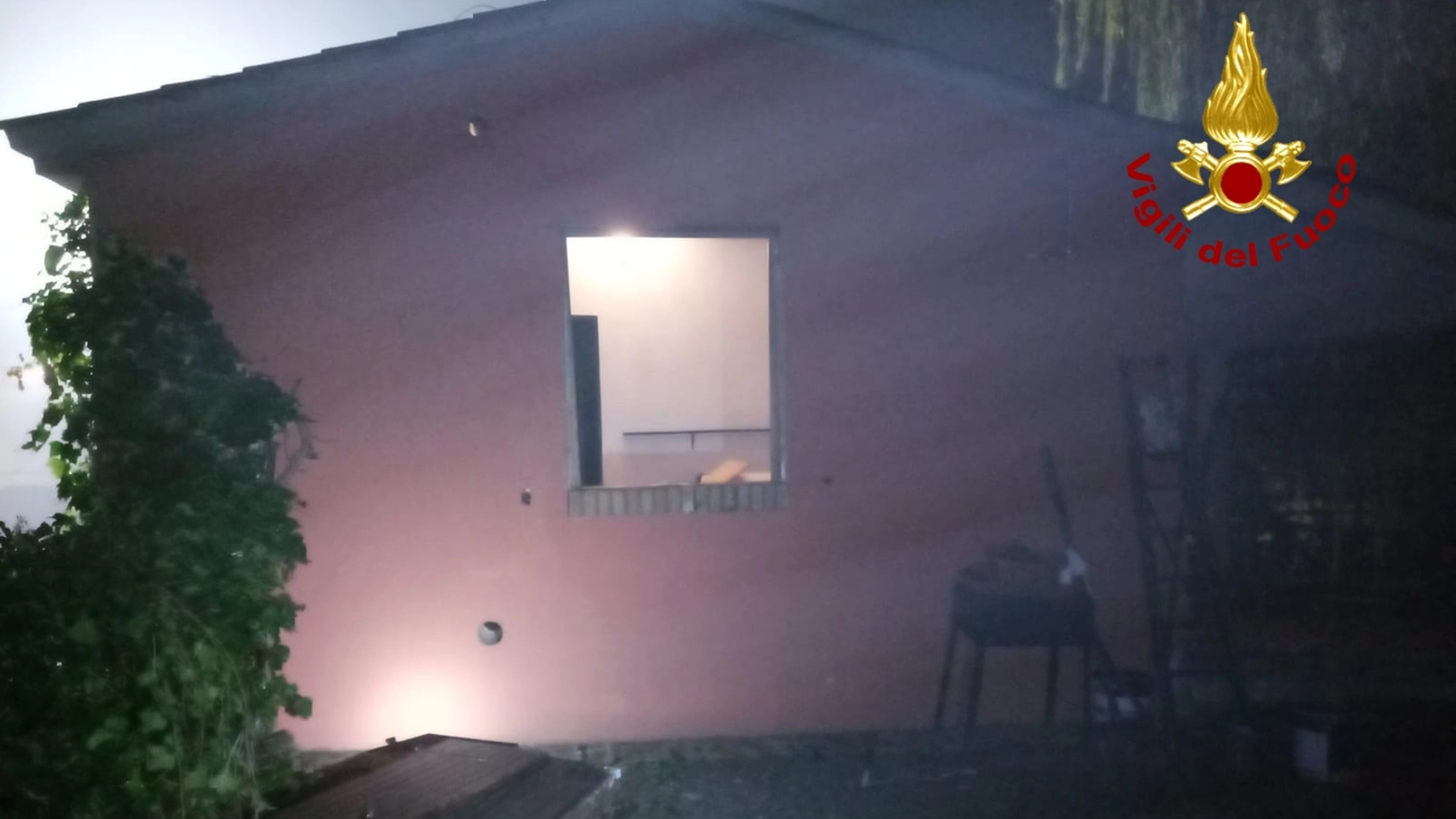 L'esterno della casa dove è avvenuta l'esplosione (foto Vigili del fuoco)