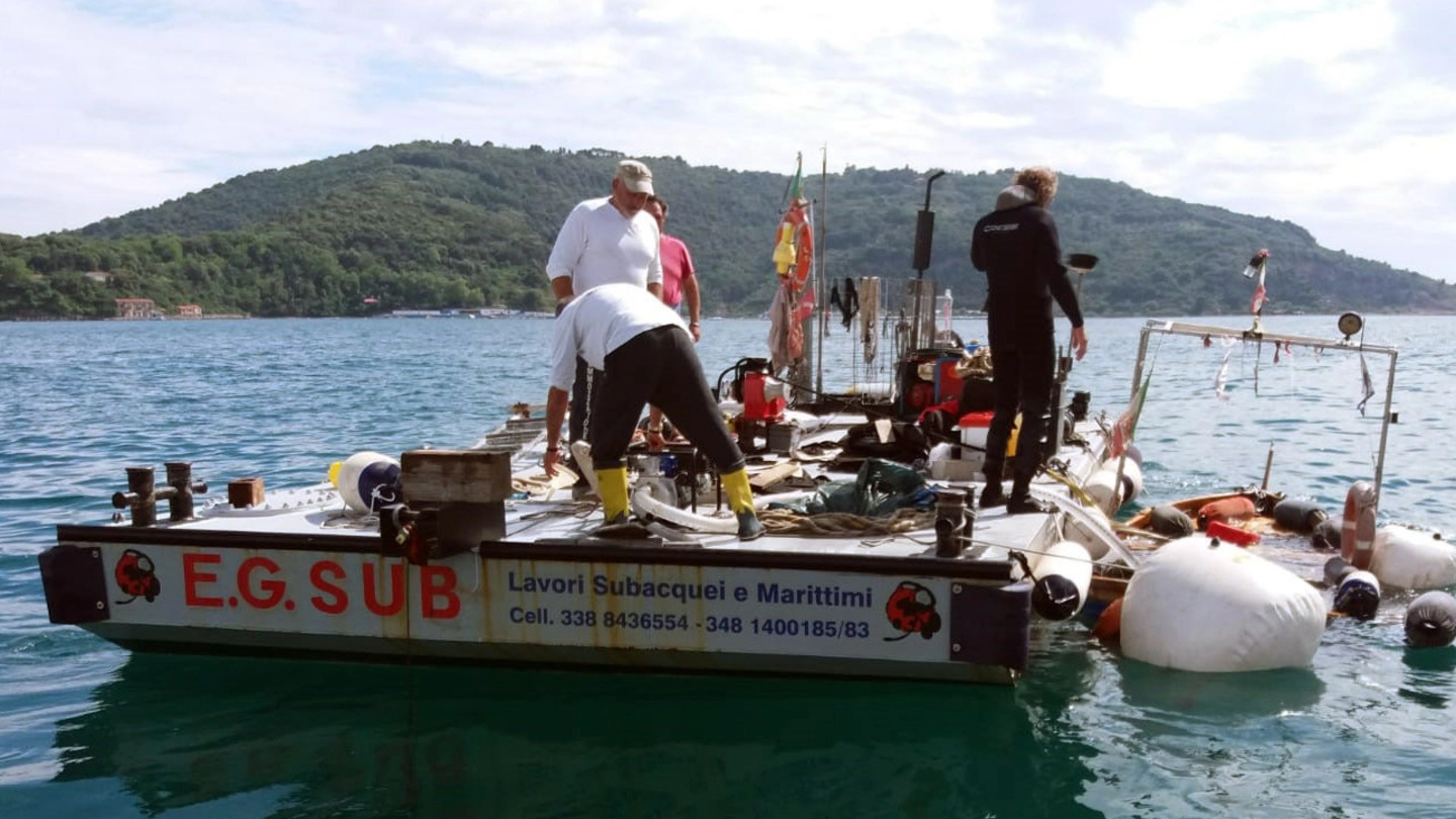 Le operazioni per riportare a galla la barca di 5 metri, Sirena, affondata davanti al Balipedio