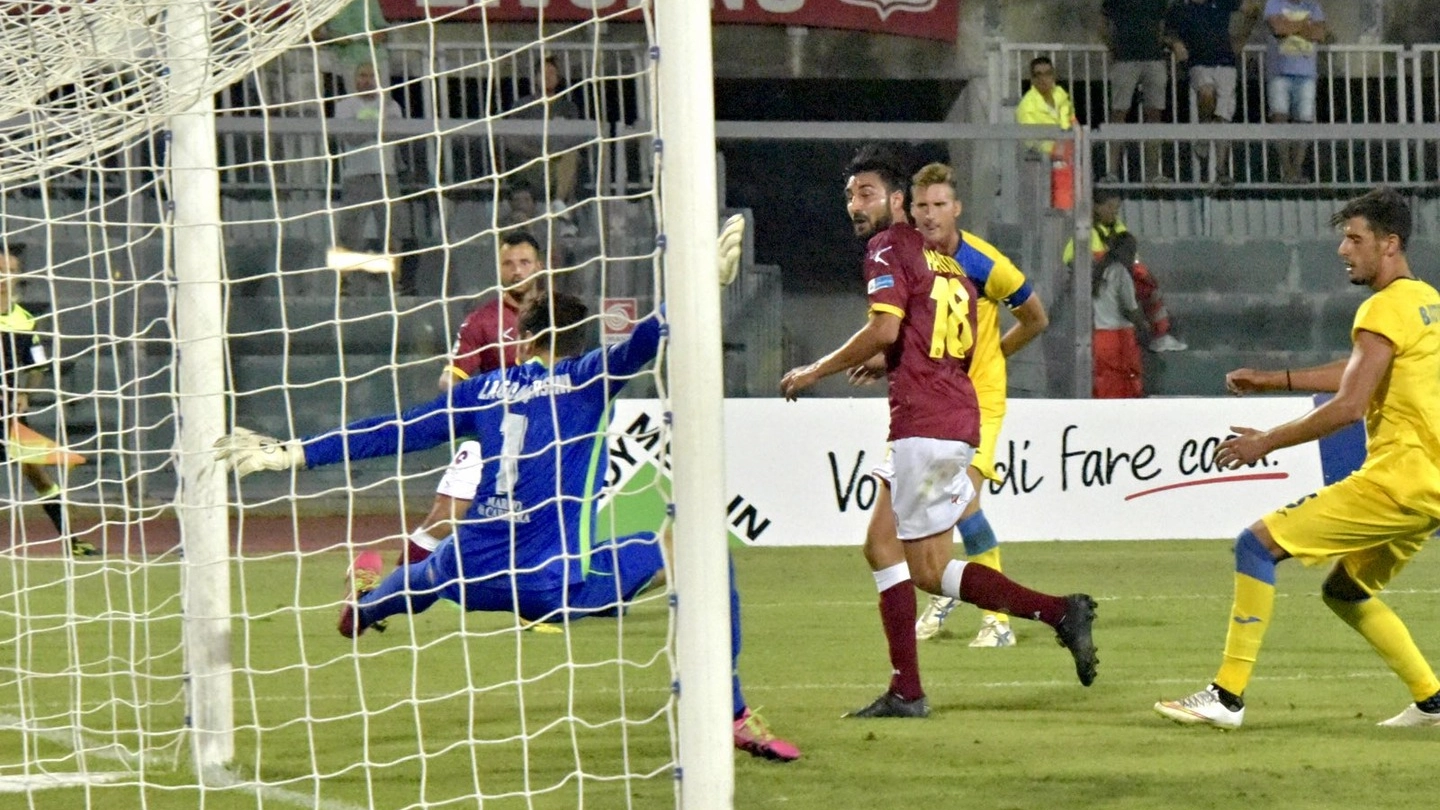 Livorno-Carrarese 1-0: il gol decisivo di Maritato (Novi)
