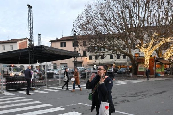 Il palco in piazza Santa Maria dove si terrà la festa di fine anno (foto Alcide)