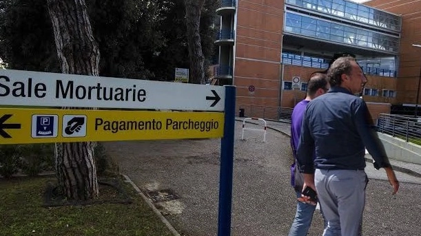 L’ingresso dell’obitorio dell’ospedale Versilia dove ieri è stata eseguita l’autopsia sulla salma del giovane