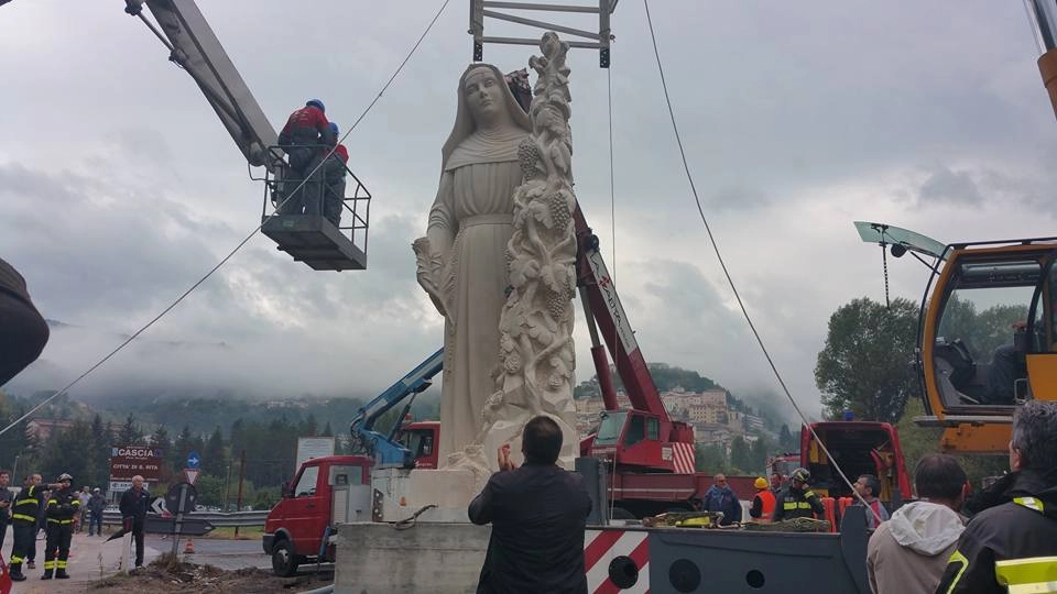Installazione della statua monumentale di Santa Rita da Cascia