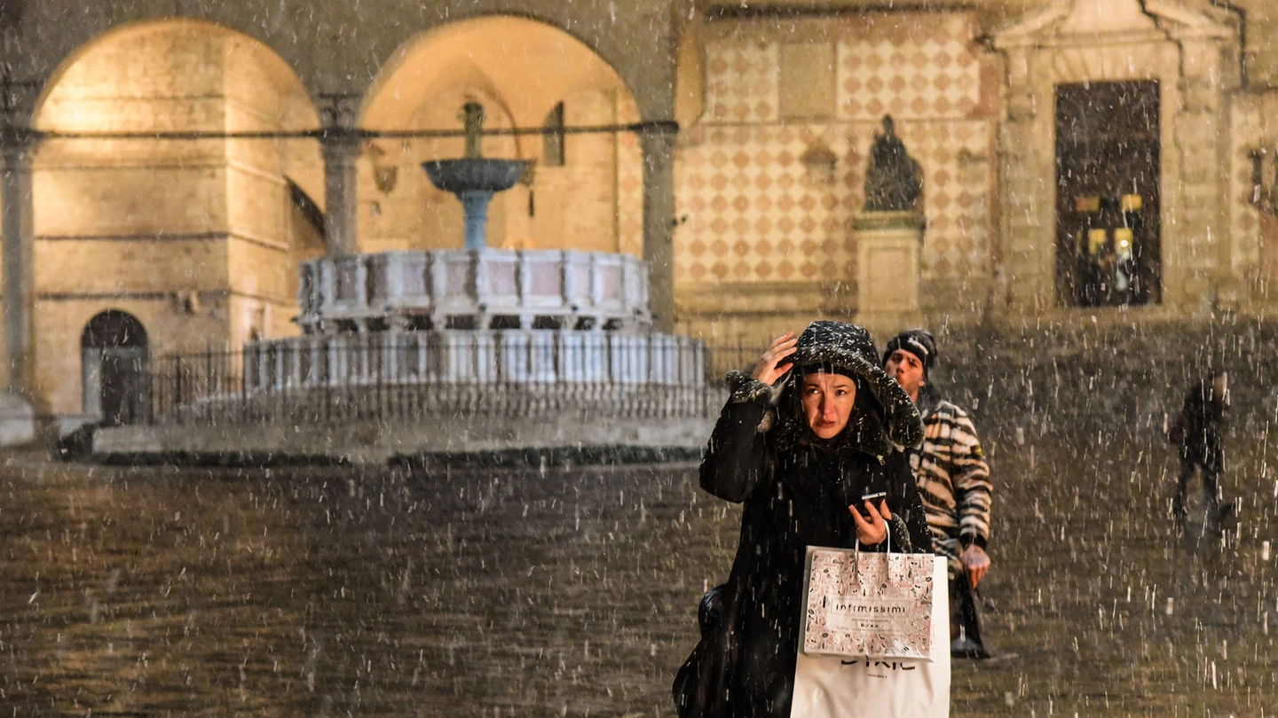 Neve a Perugia nella serata di giovedì 10 gennaio (Foto Crocchioni)