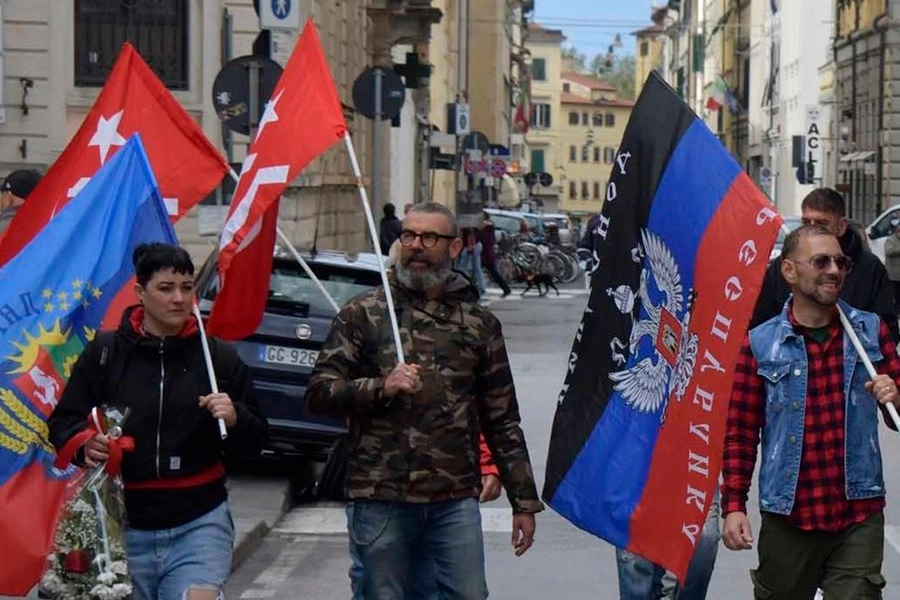 A Livorno anche i vessili delle autoprocalamate repubbliche separatiste (Foto Novi)