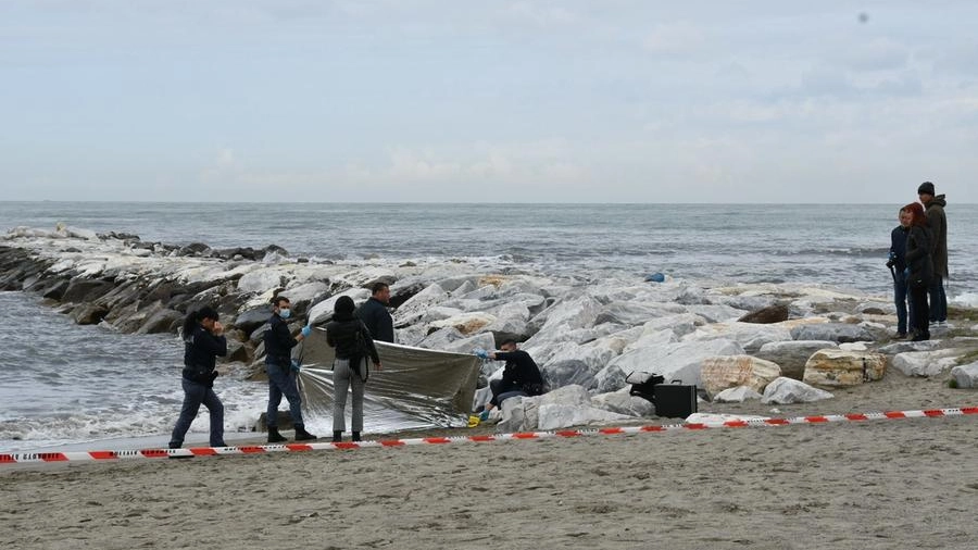 Il recupero del cadavere trovato a Marina di Massa (foto Nizza)