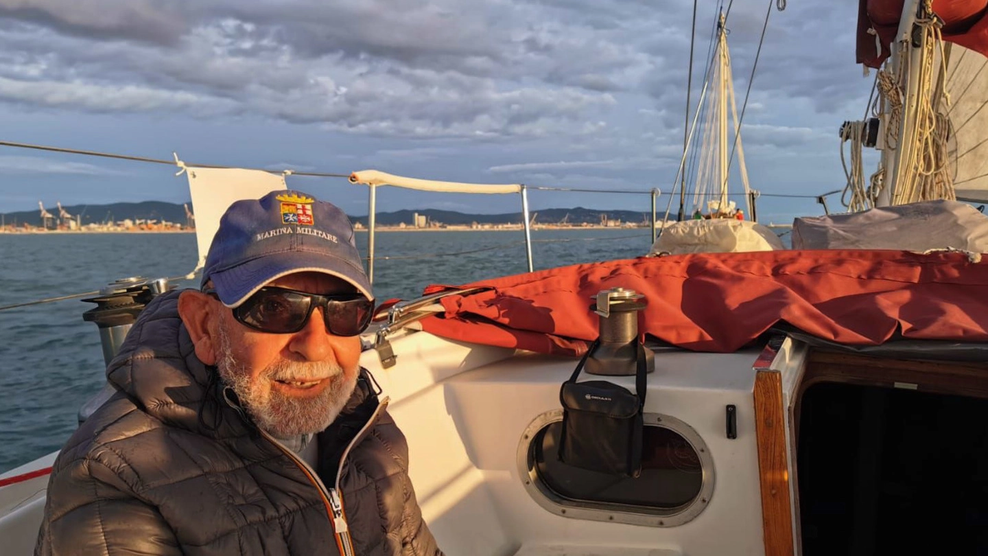Mario Battilanti, 91 anni, a bordo del Lumière 33 con cui farà il periplo d’Italia