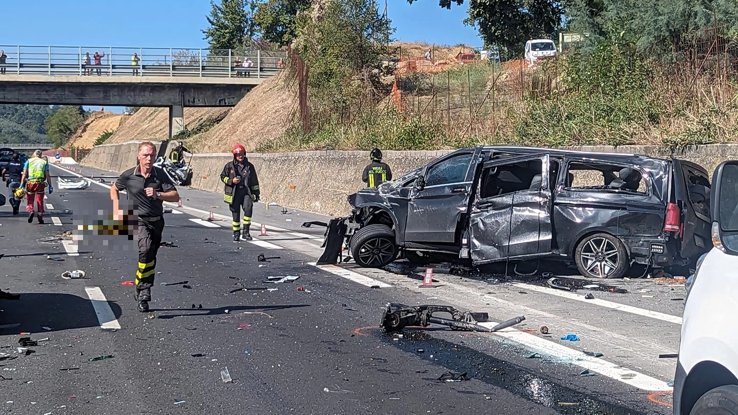 Coinvolti due veicoli: un furgone ha fatto un salto di carreggiata dalla corsia nord alla sud finendo su un’auto. Tratto autostradale chiuso e poi riaperto a metà pomeriggio