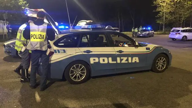 Polizia (foto di repertorio) Polizia (foto di repertorio)