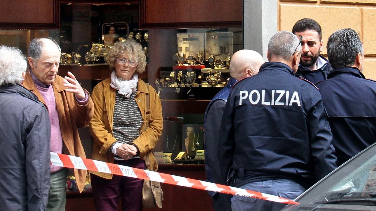 L'intervento della polizia in via Gioberti (foto Umberto Visintini/New Pressphoto)