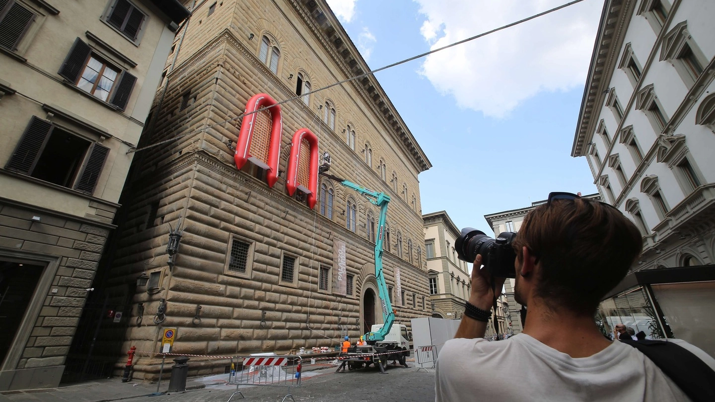 I primi gommoni rossi dell'installazione di Ai Weiwei su Palazzo Strozzi