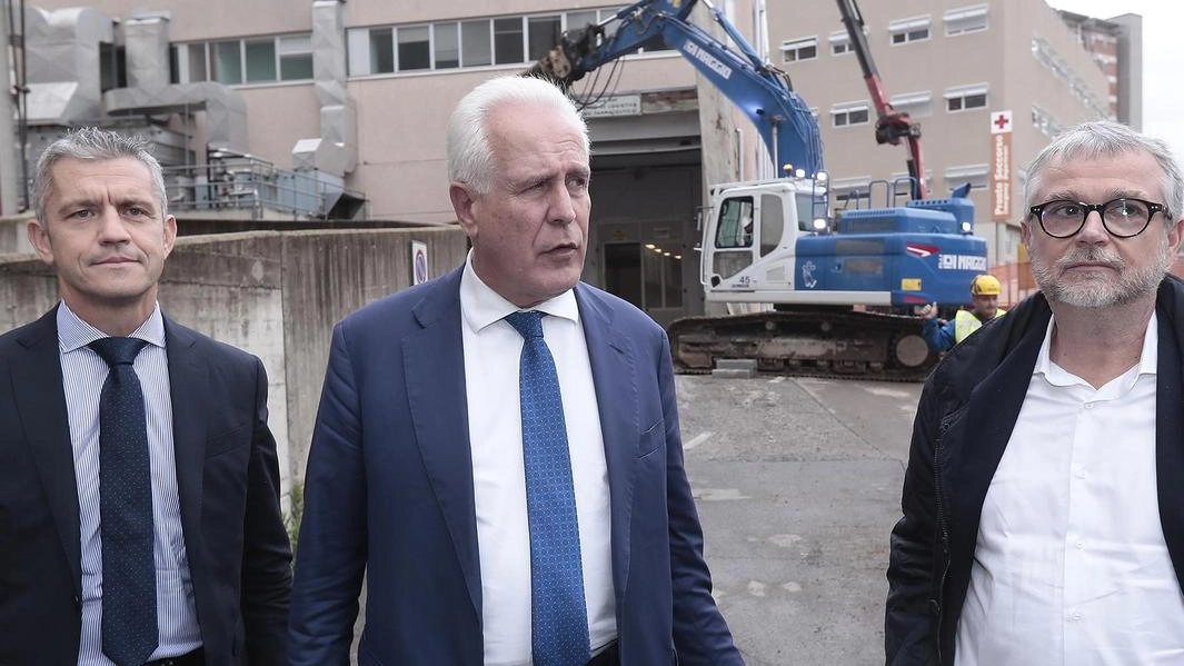 Lotto volàno, primo colpo di ruspa. Via ai lavori per il nuovo Policlinico Lotto volàno, primo colpo di ruspa. Via ai lavori per il nuovo Policlinico