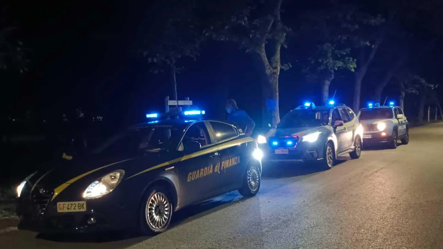 Droga e soldi sepolti nel parco La scoperta nella Pineta di Ponente dopo il blitz della forze dell’ordine Droga e soldi sepolti nel parco La scoperta nella Pineta di Ponente dopo il blitz della forze dell’ordine