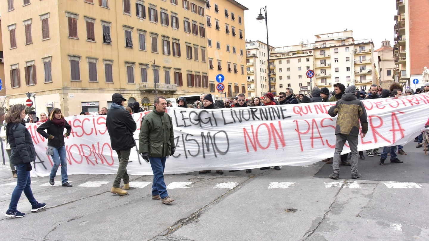 La contestazione a Salvini (Foto Novi)