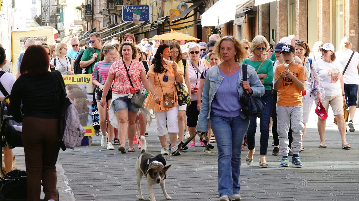 Turisti a passeggio nel centro storico di Spezia