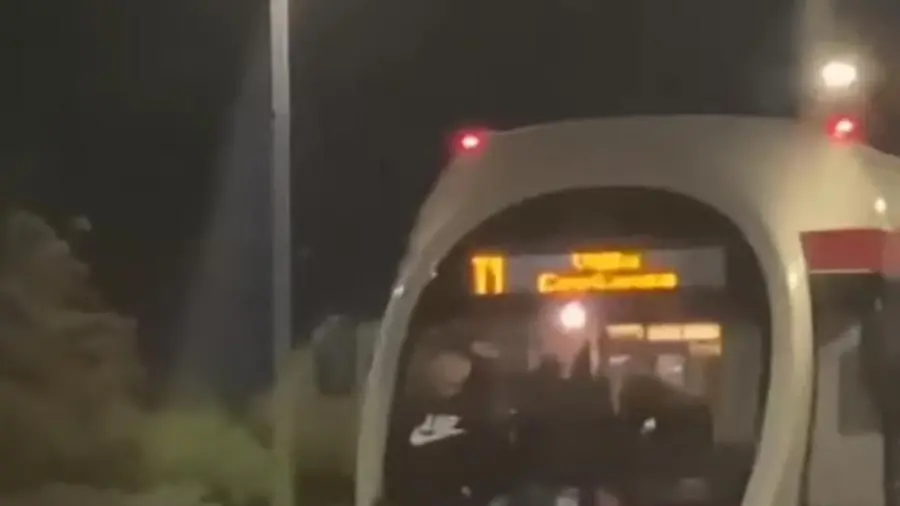 I due ragazzi seduti all'esterno della tramvia