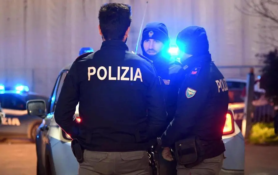 Firenze, tentata rapina in centro: ventenne presa per i capelli e gettata a terra