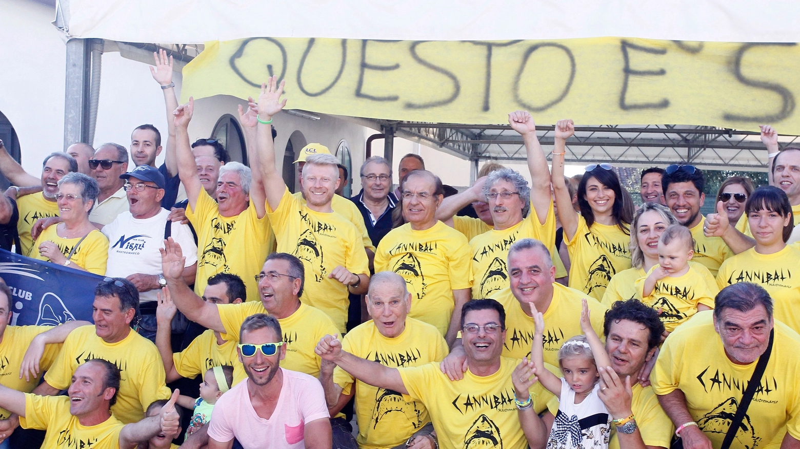 27 luglio 2014: Lamporecchio, i tifosi di Nibali festeggiano a Mastromarco (Germogli)