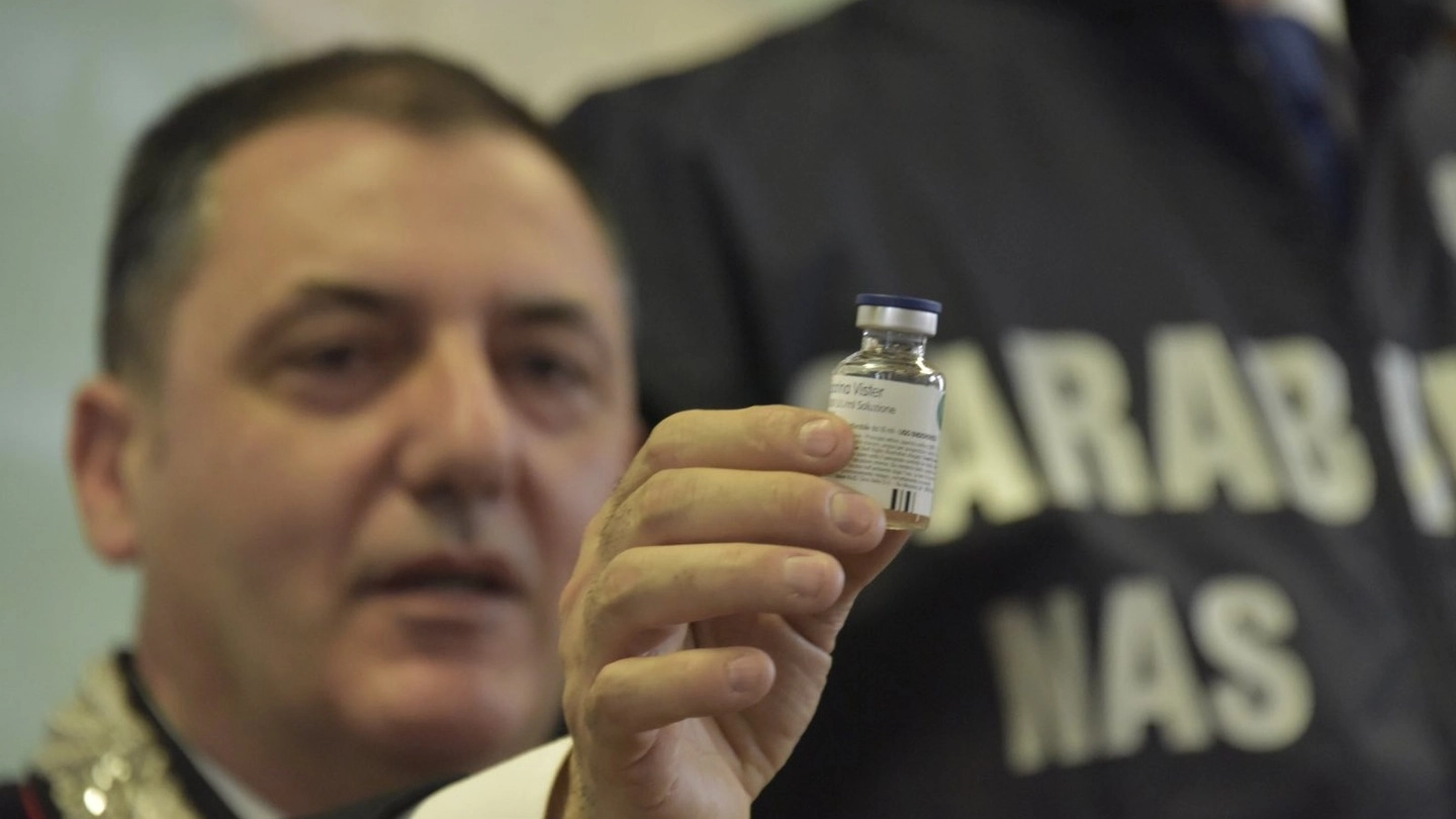 I carabinieri mostrano il farmaco che sarebbe stato usato (Novi)