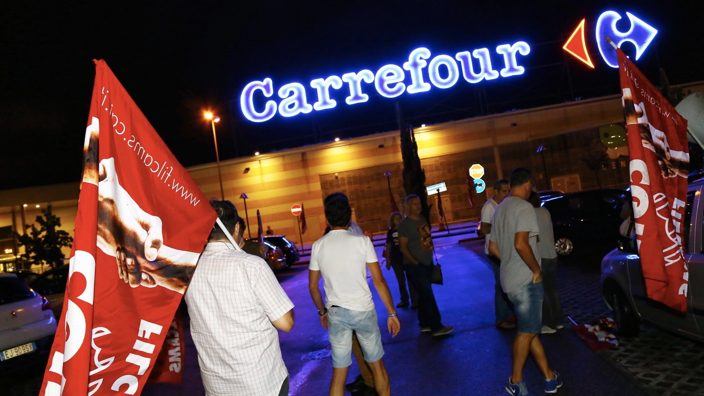 La protesta per l'apertura serale di Carrefour (foto Andi Shtylla/Germogli)